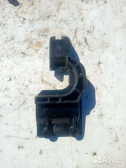 Кронштейн замка багажника Renault Sandero 2