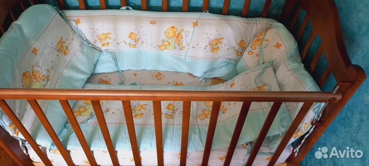 Детская кроватка с продольным маятником