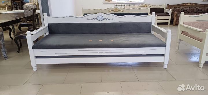 Диван деревянный