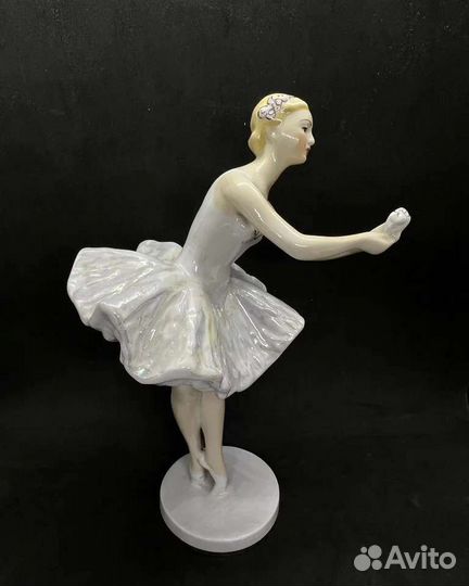 Балерина с цветком.Фарфоровая статуэтка