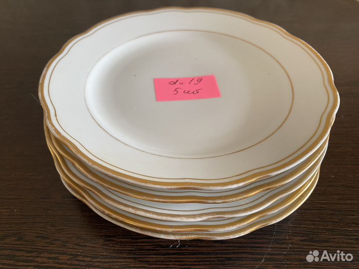 Посуда (тарелки и селедочницы) белые с позолотой