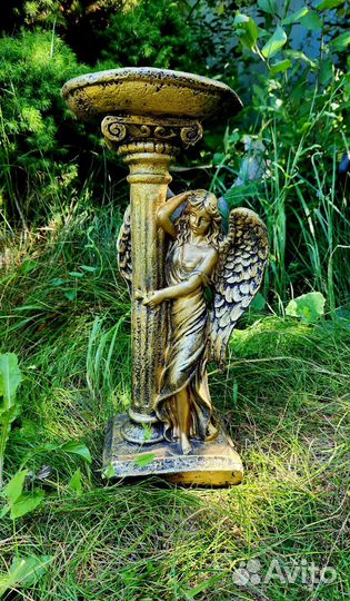 Фигура девушки-ангела с чашей