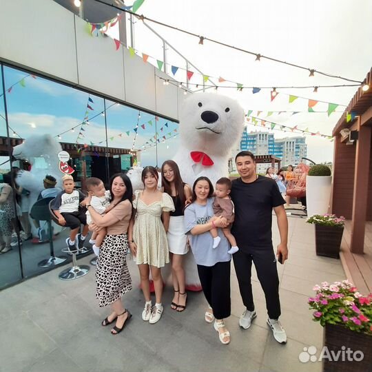 Поздравление от огромного Белого Мишки