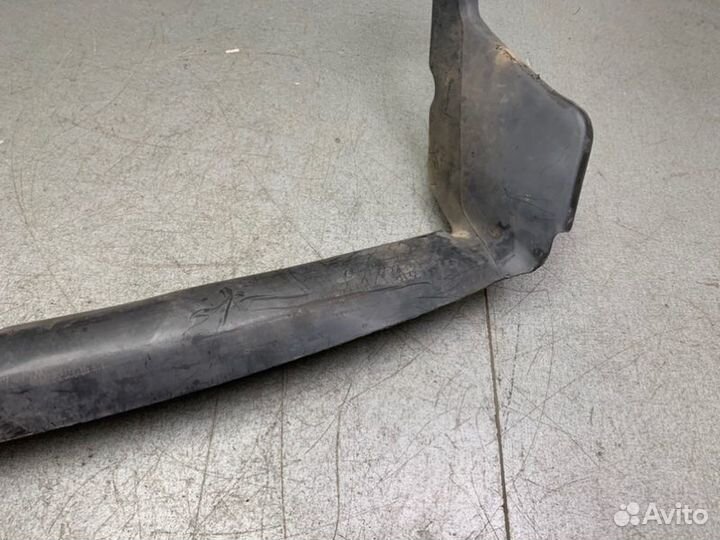 Воздухозаборник передний Mitsubishi Carisma седан