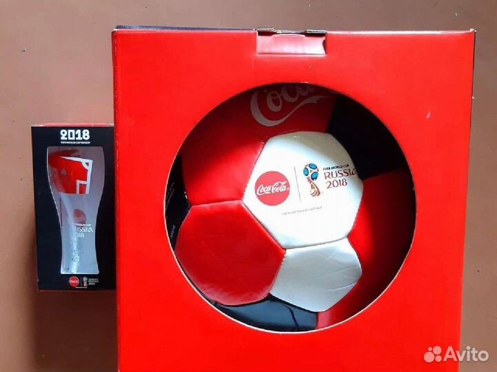 Футбольный мяч кожа,и бокалы Coca-Cola