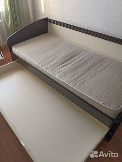 Кровать с матрасом плюс полочка