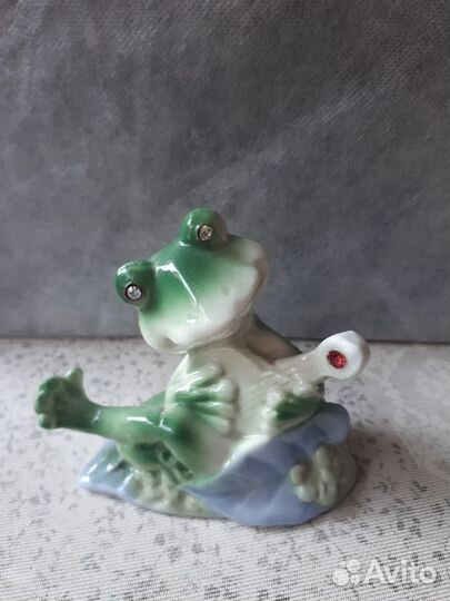 Статуэтки лягушек