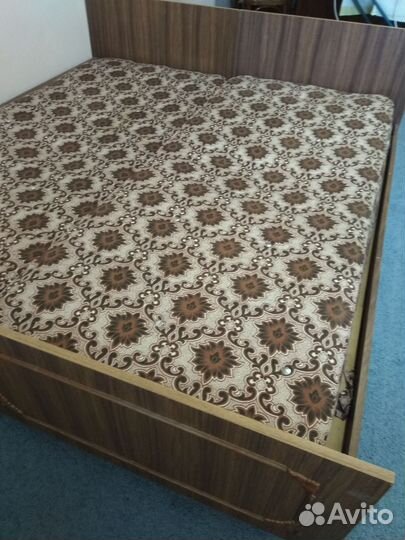 Кровать двухспальная с матрасом 160 200