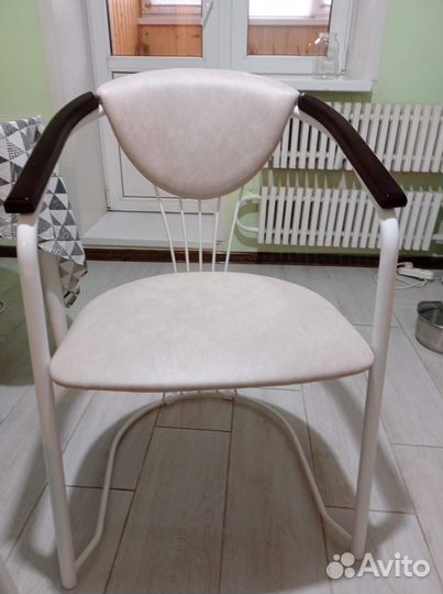 Стул с подлокотниками
