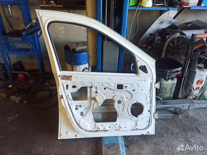Дверь передняя левая renault logan 1