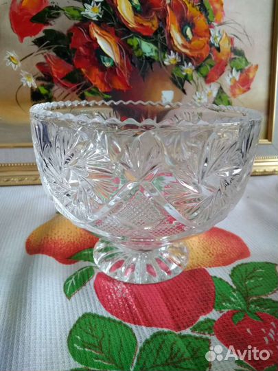 Хрустальные рюмки, блюдо, конфетница