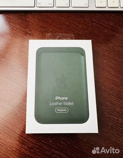 MagSafe Leather Wallet зеленого цвета