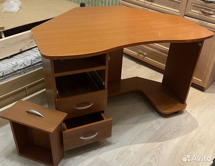 Угловой компьютерный стол