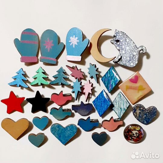 Маленькие брошки и значки