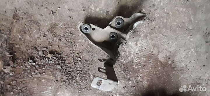 Крепление тросов кпп Hyundai Solaris 2011 1.6