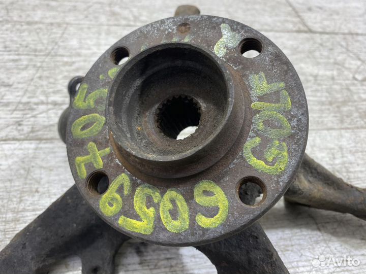 Кулак передний правый