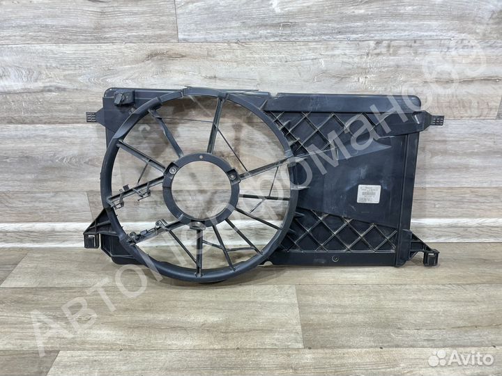 Диффузор радиатора (1.8 2.0) Focus 2 / Mazda 3 BK