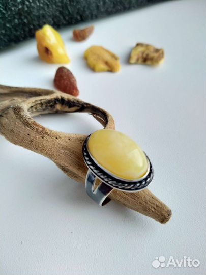 Серебряное кольцо с янтарем