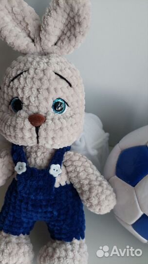 Вязаный зайка в комбинизоне