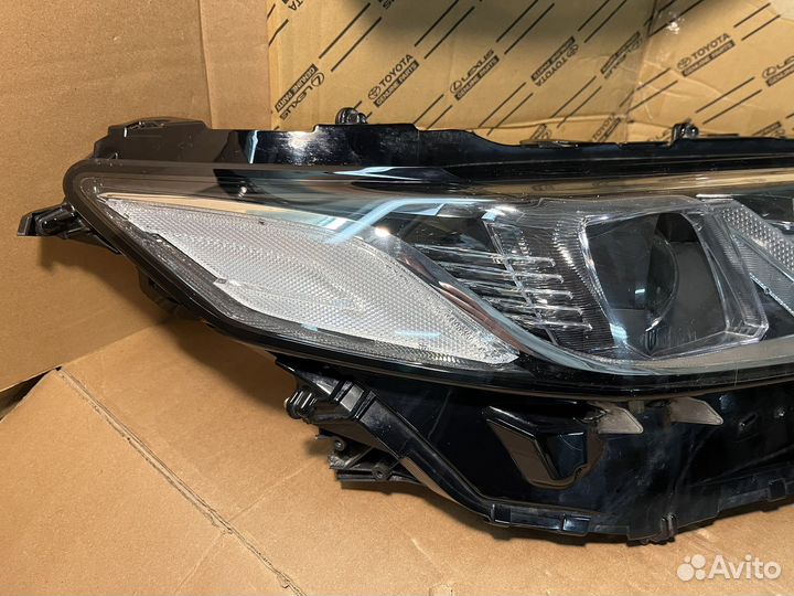 Правая фара Toyota Camry 70