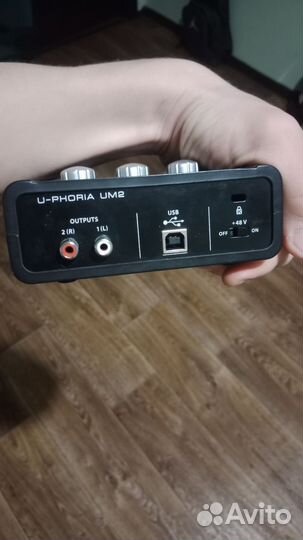 Звуковая карта Behringer Um2