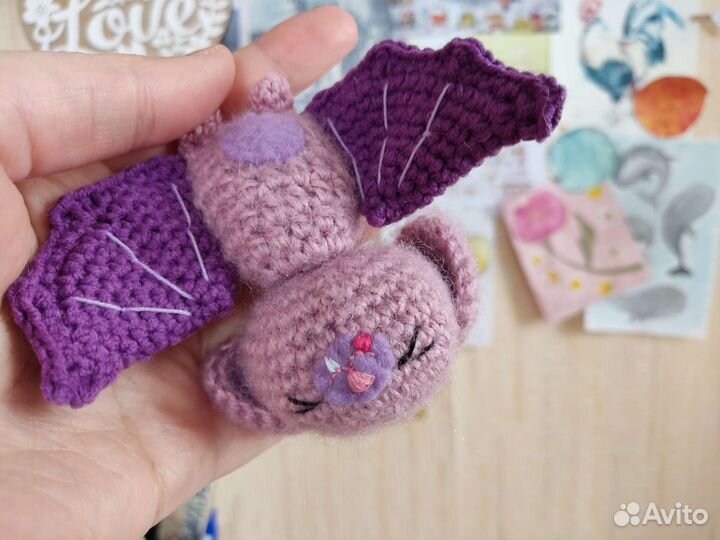 Вязаная игрушка летучая мышка