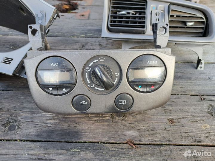 Центральная консоль подлокотник Ниссан Примера р11