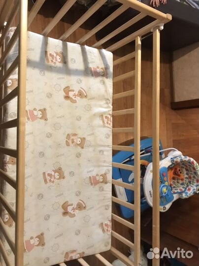 Детская кроватка на колесиках