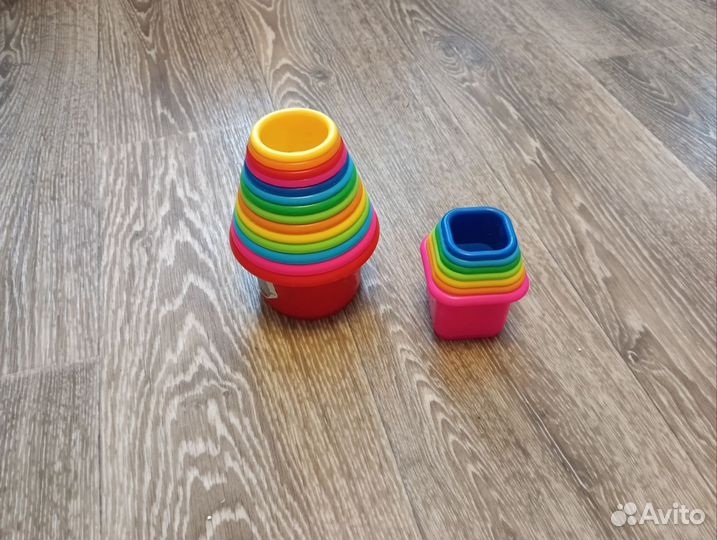 Игрушки, машины, стаканчики-башня, стучалка и т.п