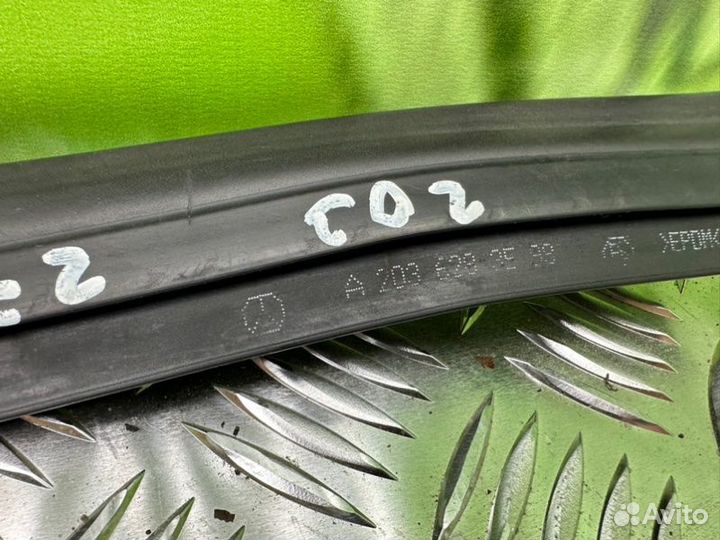 Уплотнительная резинка капота Mercedes-Benz