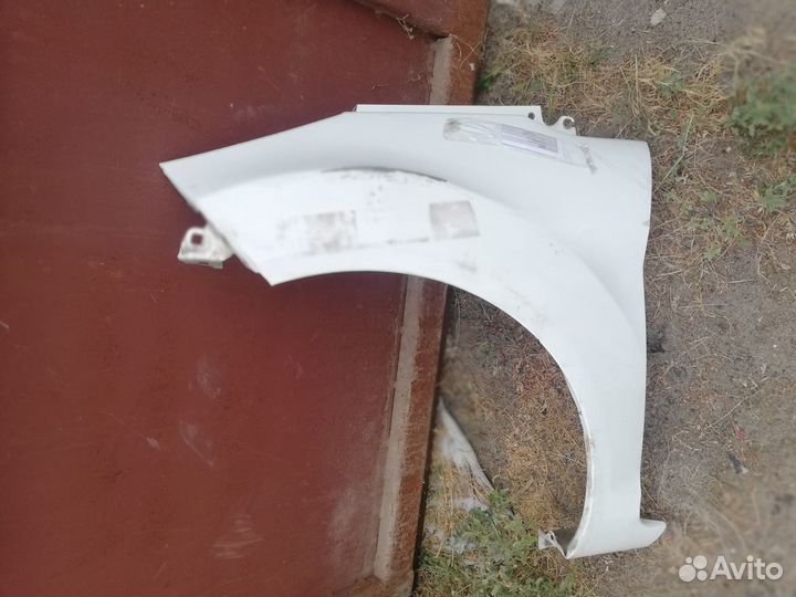 Ford Fiesta MK6 Крыло переднее левое 1777181