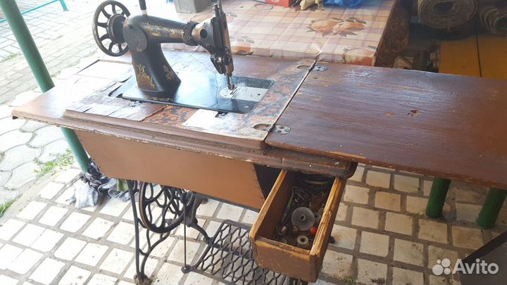 Швейная машинка ножная П.Г.М.З. класса Zinger