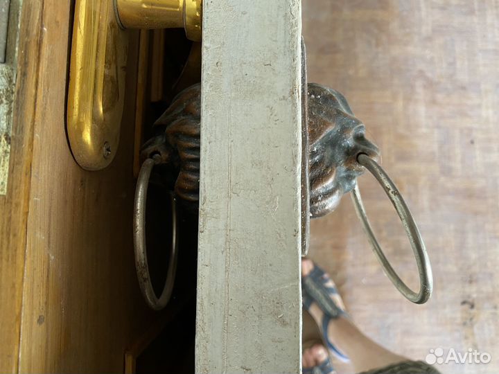 Ручка дверная стеклянная и лев