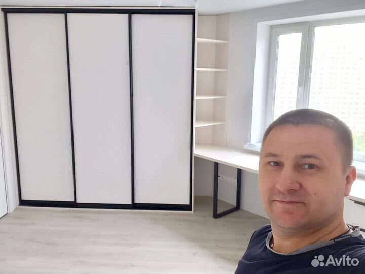 Шкаф купе с рабочей зоной у окна