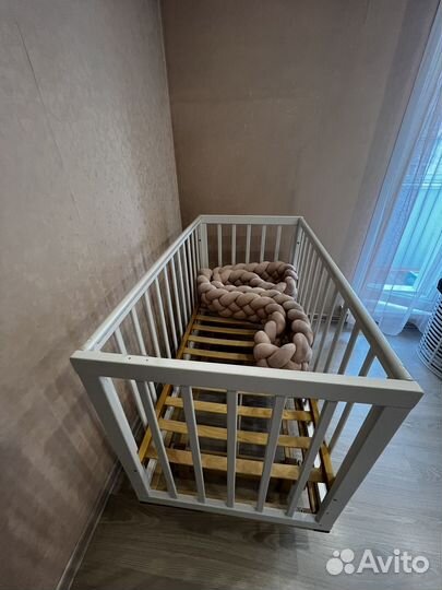 Детская кроватка с маятником