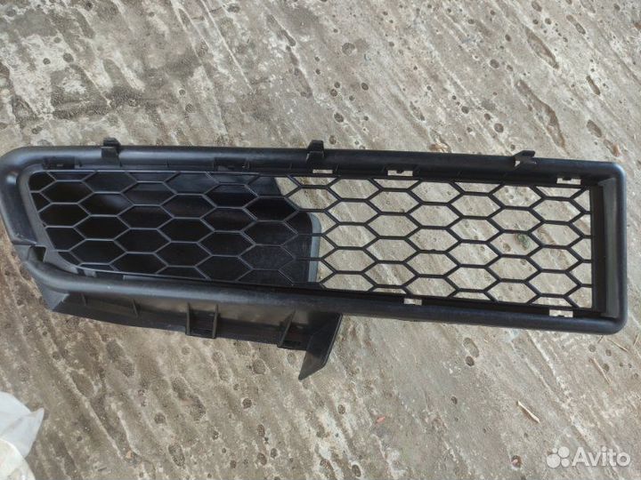 Решетка радиатора передняя правая Renault Logan 1