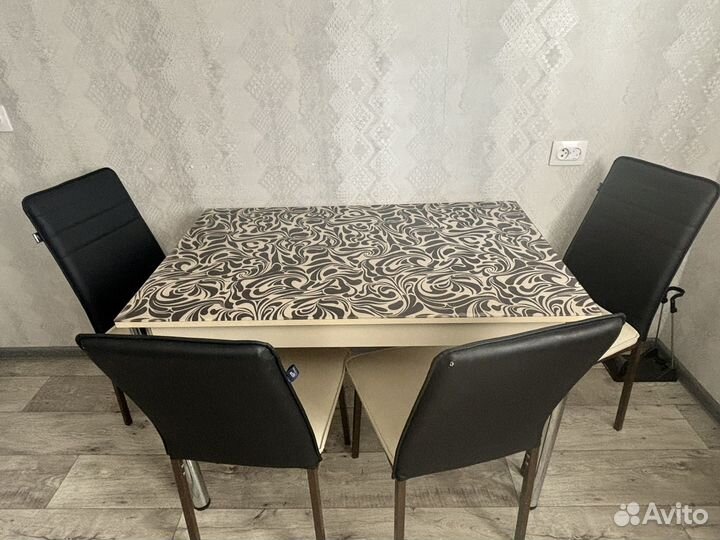 Кухонный стол со стеклом