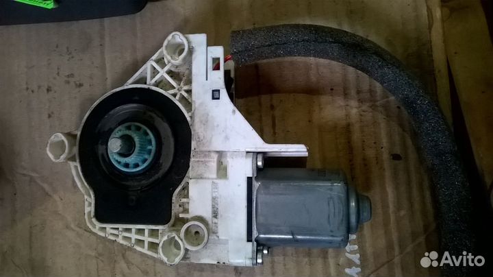 Skoda Yeti(13-18)(5L) Моторчик.стеклопод.пер.прав