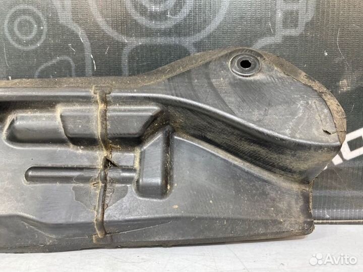 Пыльник крыла передний правый Audi A4 B6 ASN 2004