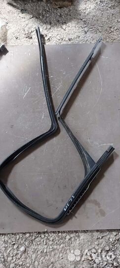 Уплотнитель заднего стекла Peugeot 308