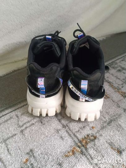 Кроссовки женские