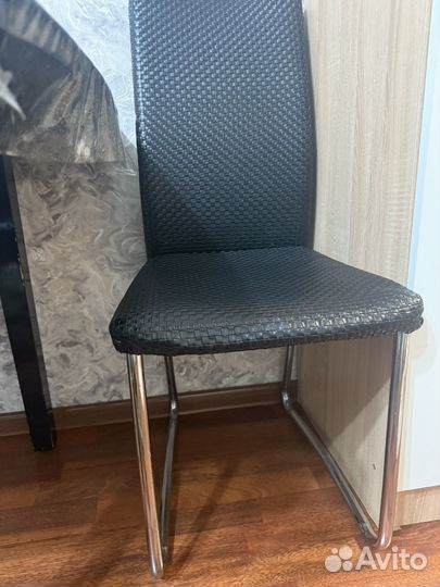 Стол со стульями