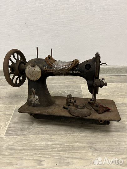 Старая швейная машинка Зингер
