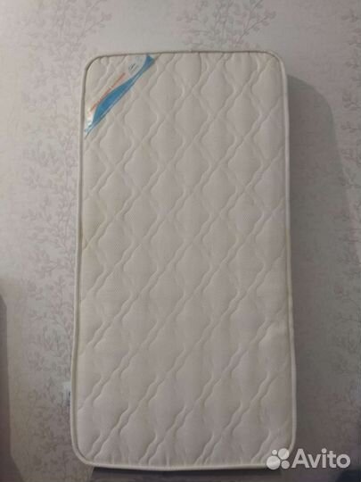 Детская кроватка с маятником