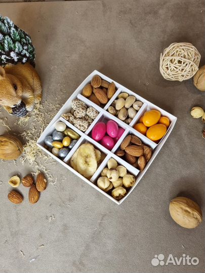 Подарочный набор с орешками, мёдом, сухофруктами