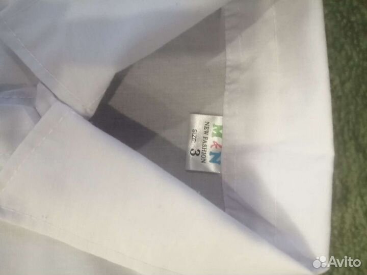 Две рубашки и джинсы