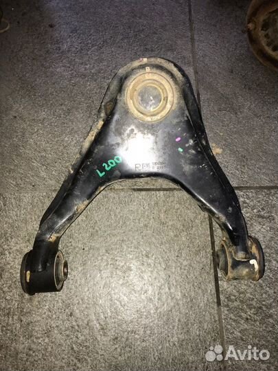 Рычаг передний верхний правый Mitsubishi L200 4N15