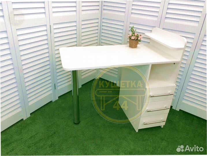 Маникюрный стол