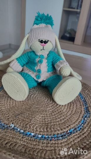 Вязаный заяц ручной работы