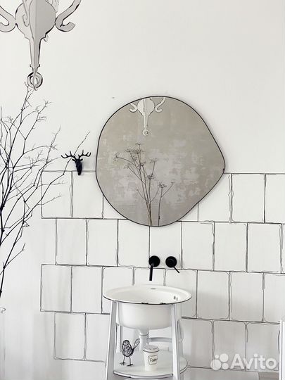 Зеркало в спальню новое Drop черная эмаль